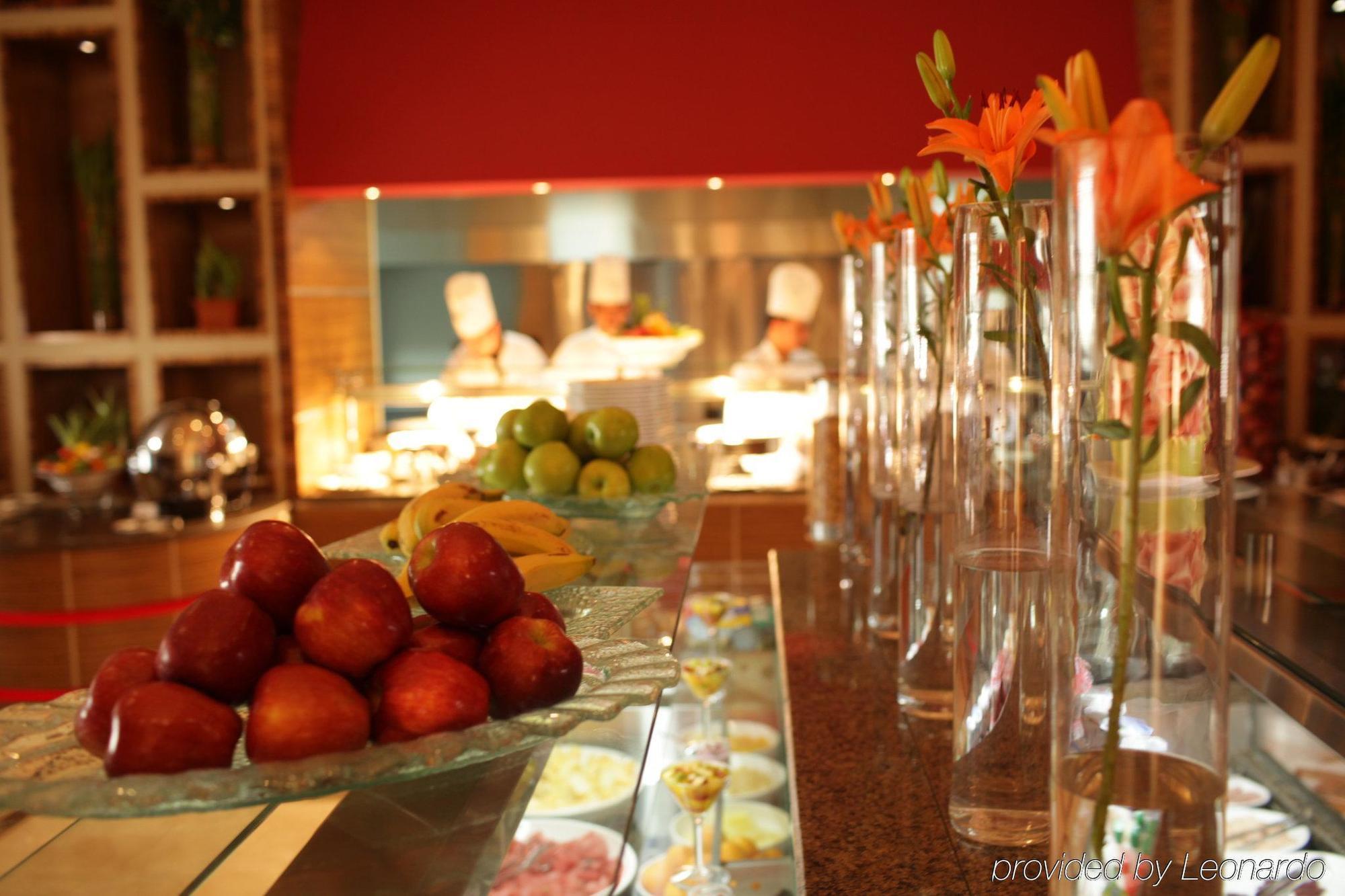 Hilton Garden Inn Riyadh Olaya Restaurant photo